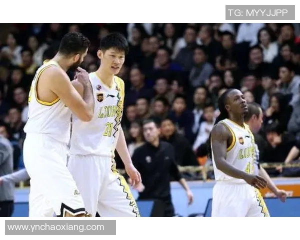 武汉篮球队在全国锦标赛中以94分稳居积分榜首位展现强劲实力